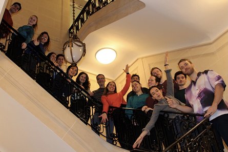 Gruppenfoto auf einer Wendeltreppe