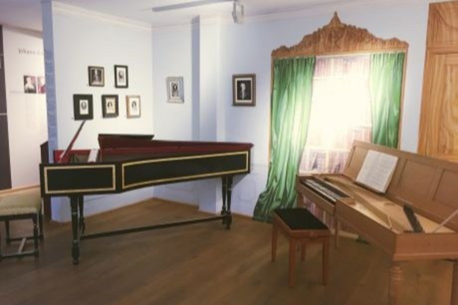 Bach-Museum im Komponisten-Quartier historische Stube mit alten Instrumenten, Holzböden und Bildern an weißer Wand
