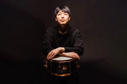 Lu Haozhuo Portrait eines jungen Mannes mit Trommel