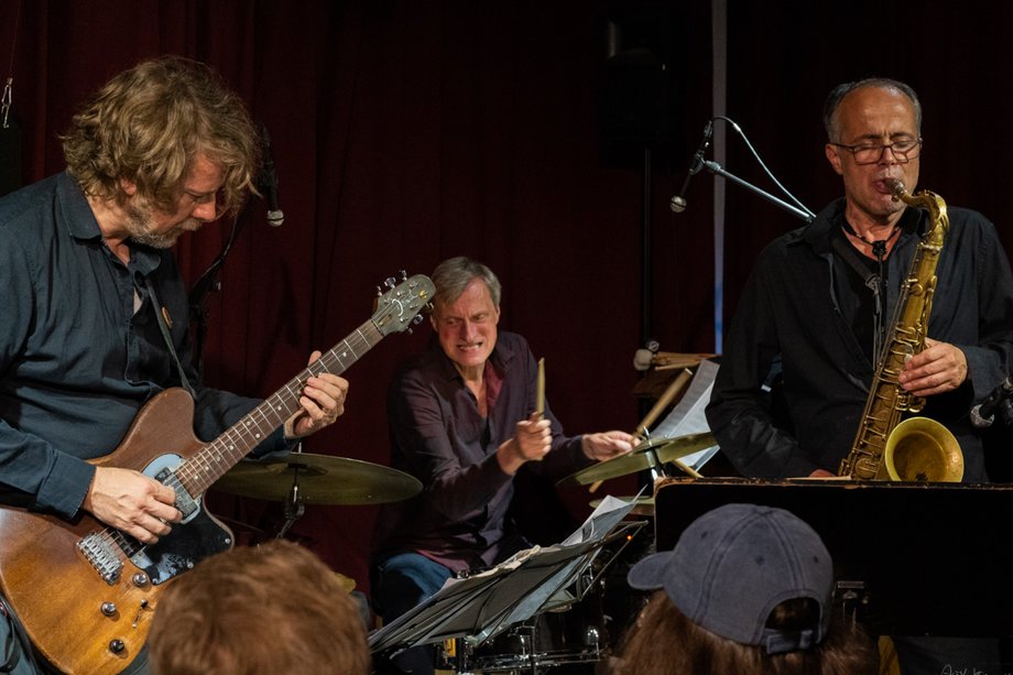 Kalima Band mit Schlagzeug und Gitarre