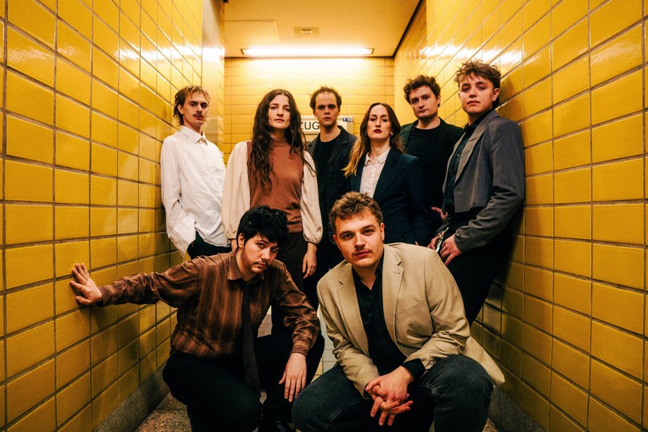 Schauspiel Drittes Jahr (2024) 8 young people stand between 2 yellow-tiled walls