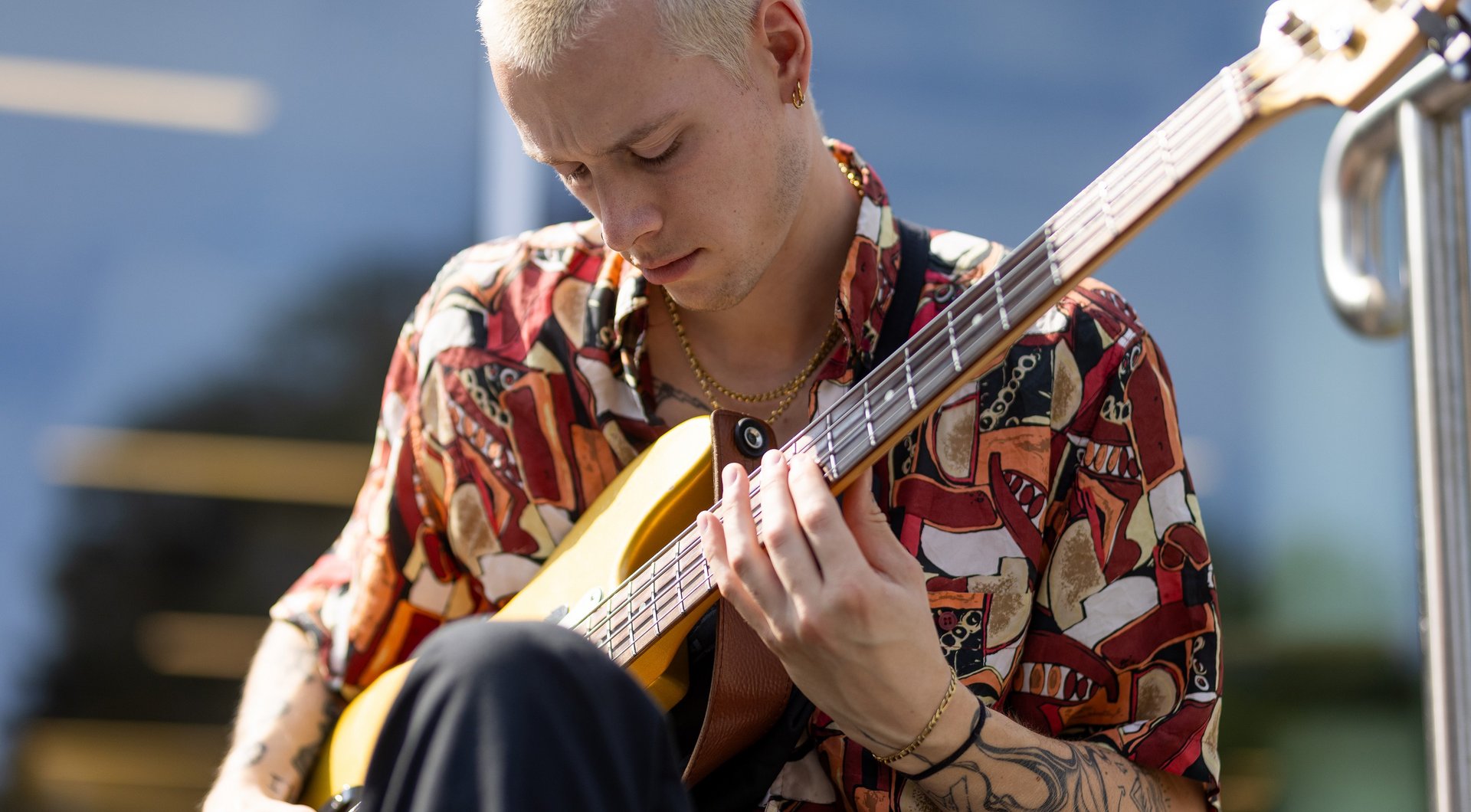 E-Bassist mit seinem Instrument