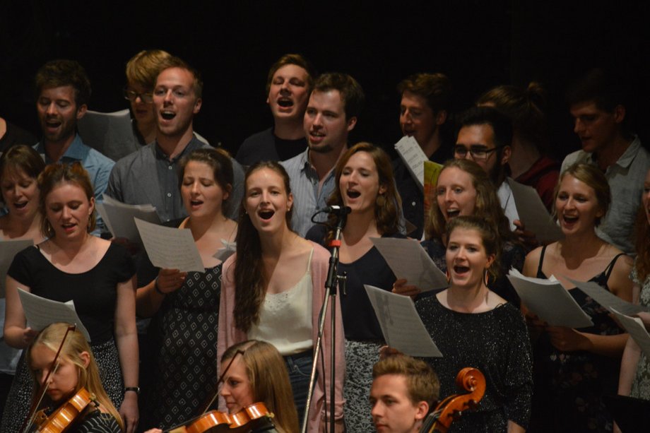 Gruppenbild von Chor, singend und mit Notenblättern