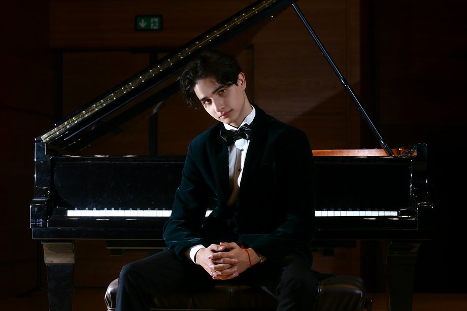 Portrait von Arda Mustafaoglu mit Flügel