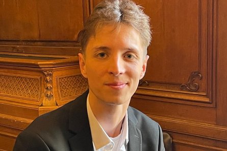 Nahaufnahme des Künstlers, der in die Kamera schaut
