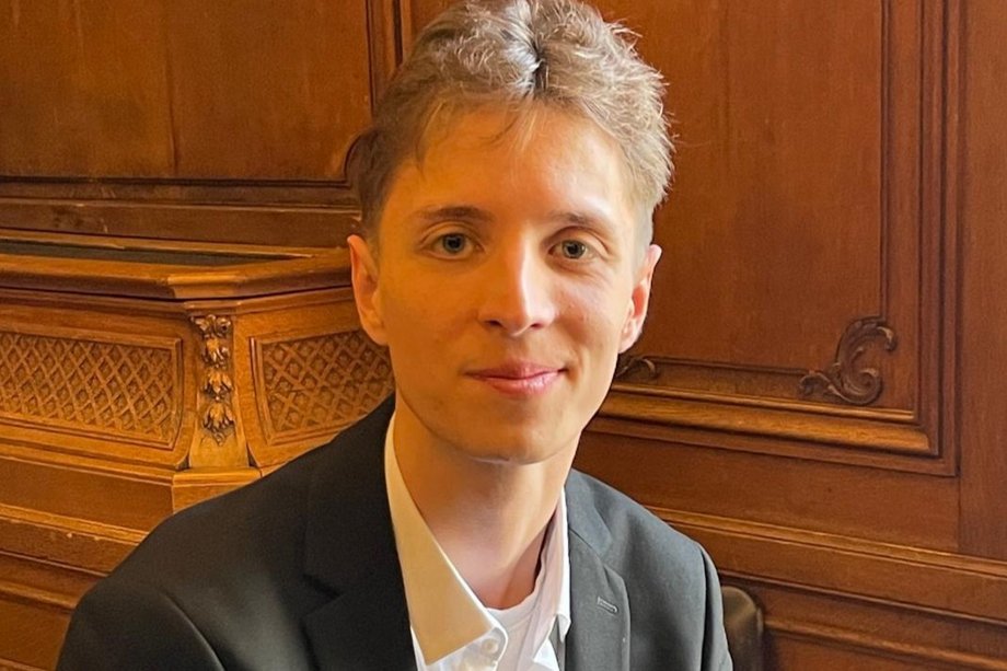 Ben Wittrock Nahaufnahme des Künstlers, der in die Kamera schaut