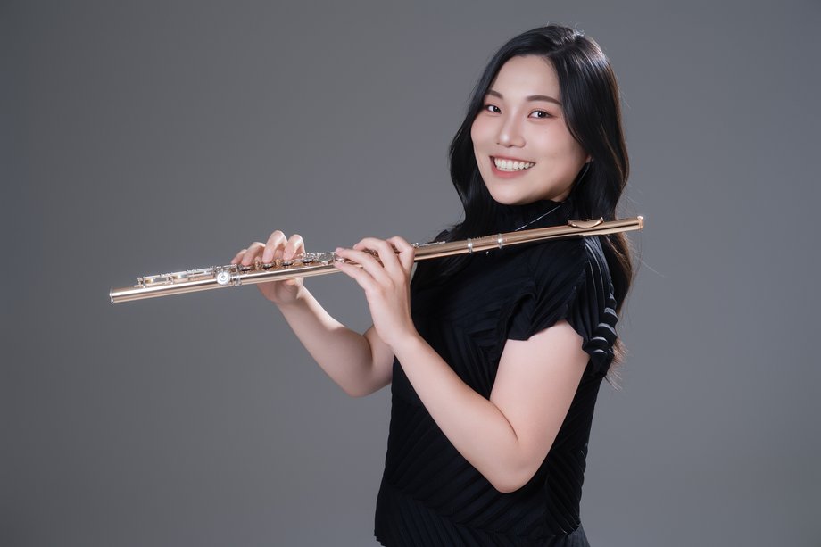 Porträt von Yu-Xuan Hsieh mit Flöte