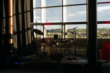ligeti zentrum mit Instrumentenaufbau drumset in a room with a window front and a view of houses and trees from above