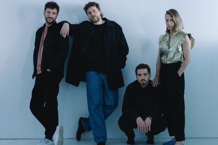 2026-01-24 RE:CALAMARI Die vier Bandmitglieder von RE:CALAMARI stehend vor einer Wand