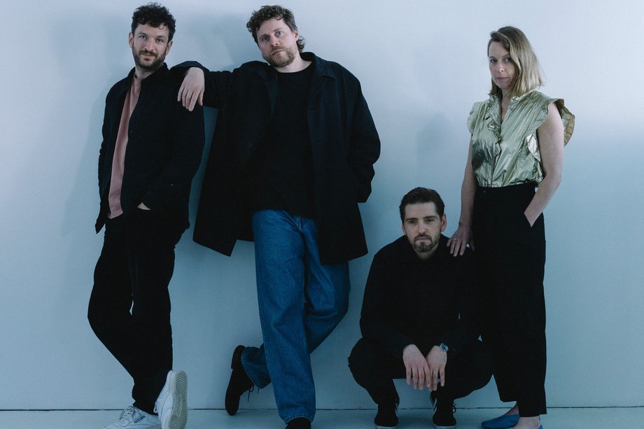 2026-01-24 RE:CALAMARI Die vier Bandmitglieder von RE:CALAMARI stehend vor einer Wand