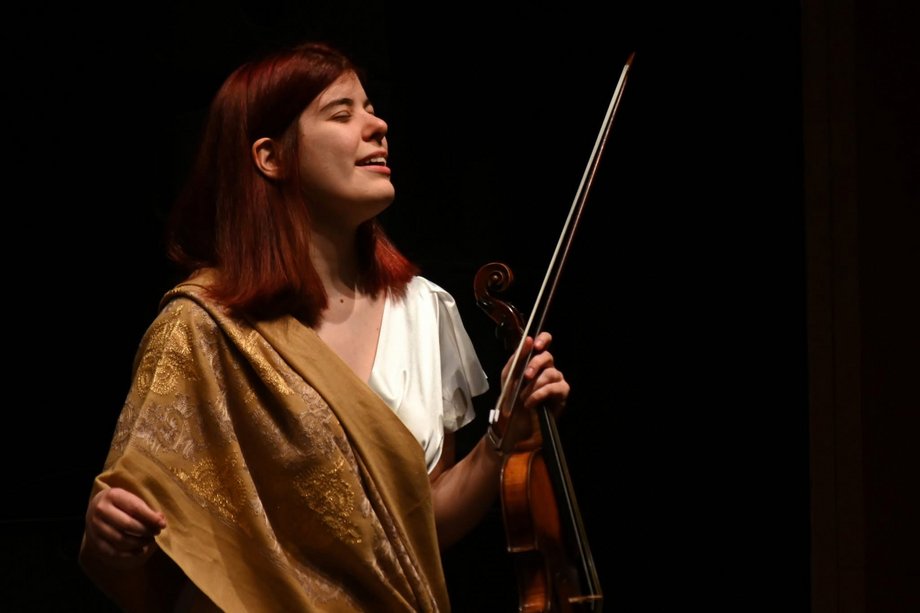 2025-07-03 Mariana Gomes Foto von einer Frau mit Violine in der Hand