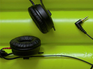 Kopfhörer vor grünem Hintergrund
