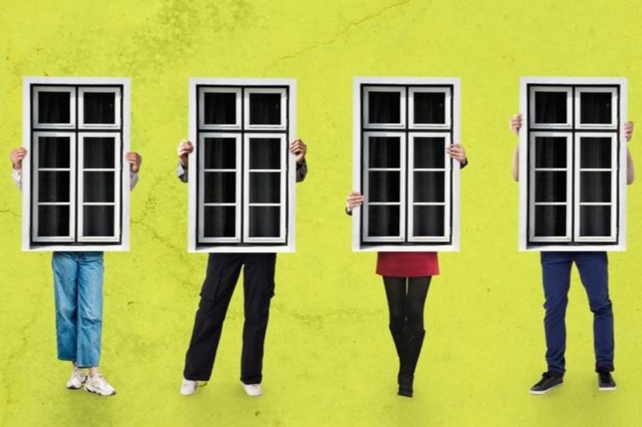 gelbe Fläche mit 4 Personen, die Fenster hochhalten.