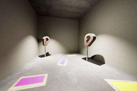grauer Raum mit zwei ohrenförmigen Ausstellern + vier bunten Vierecken am Boden