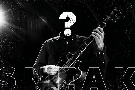 schwarz weißes Bild mit Aufschrift "SNEAK" und unkenntlicher Person