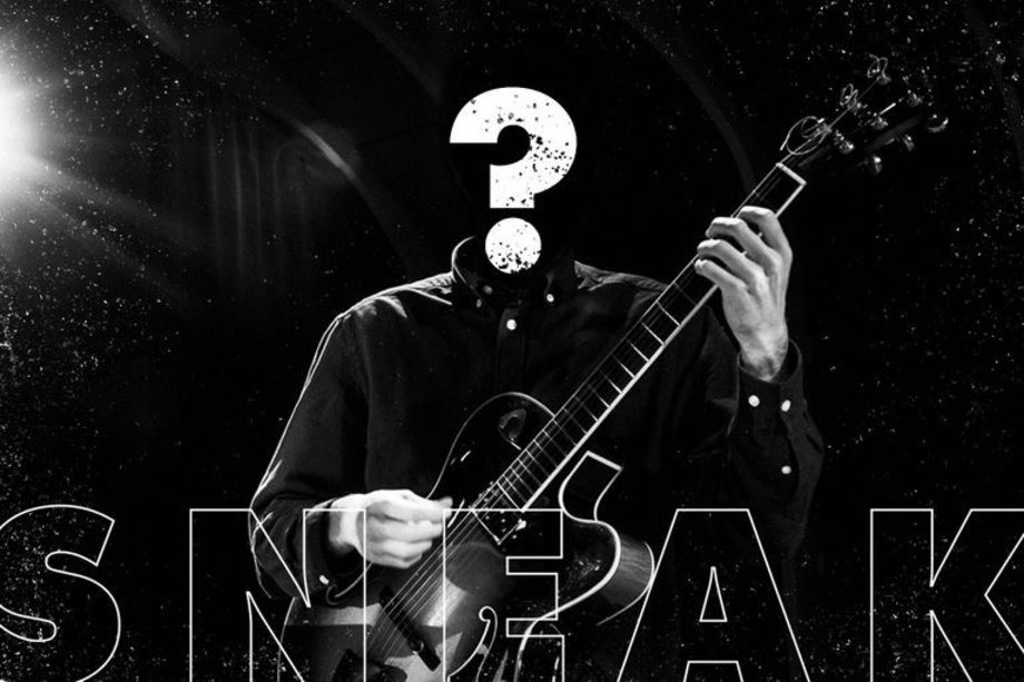 schwarz weißes Bild mit Aufschrift "SNEAK" und unkenntlicher Person