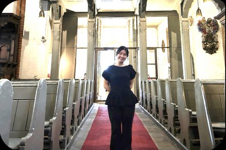 Foto der Orgelstudierenden Narae Ahn in einer Kirche