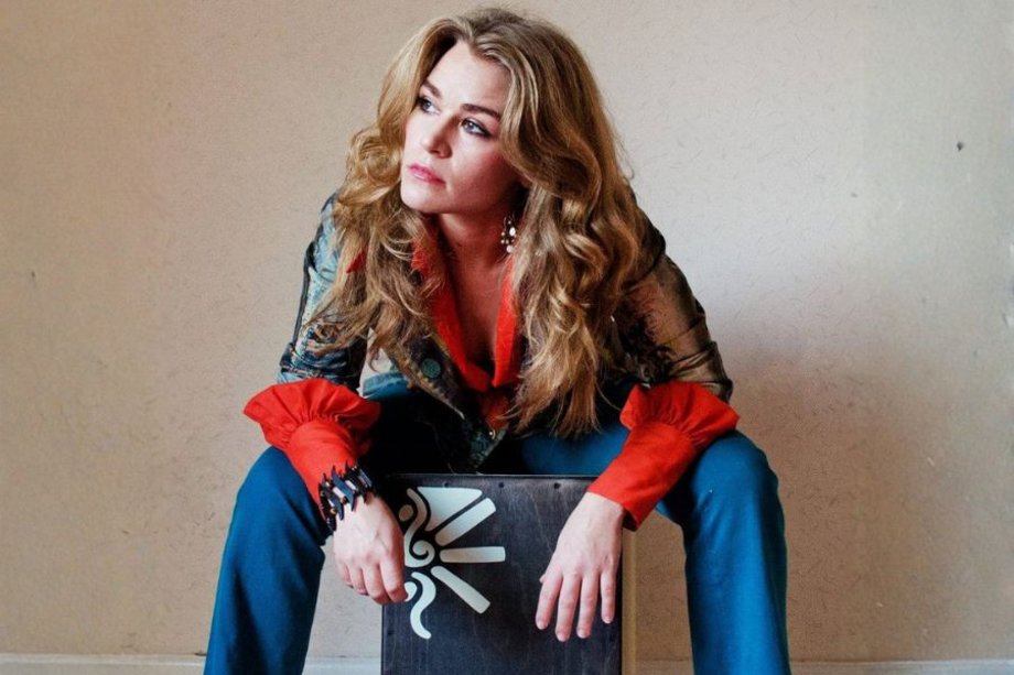 Heidi Joubert mit einem Cajon