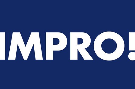 Text "IMPRO!" auf dunkelblauem Hintergrund