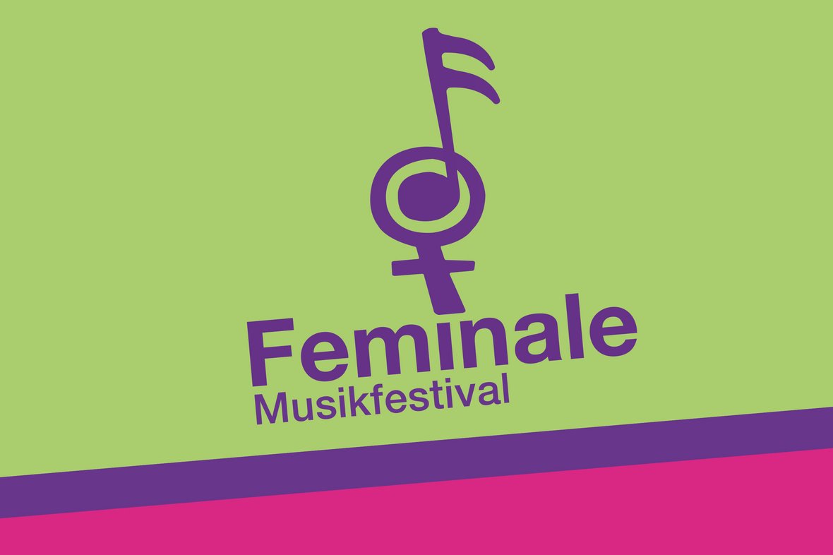 Feminale-Schriftzug in lila auf grünem Hintergrund