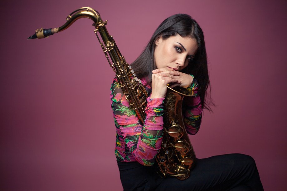 2025-12-20 Melissa Aldana Portrait von einer Frau mit einem Saxophon
