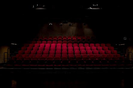 Regieabschluss 2025_Aileen Blick auf rote, leere Theatersessel in einem Theatersaal