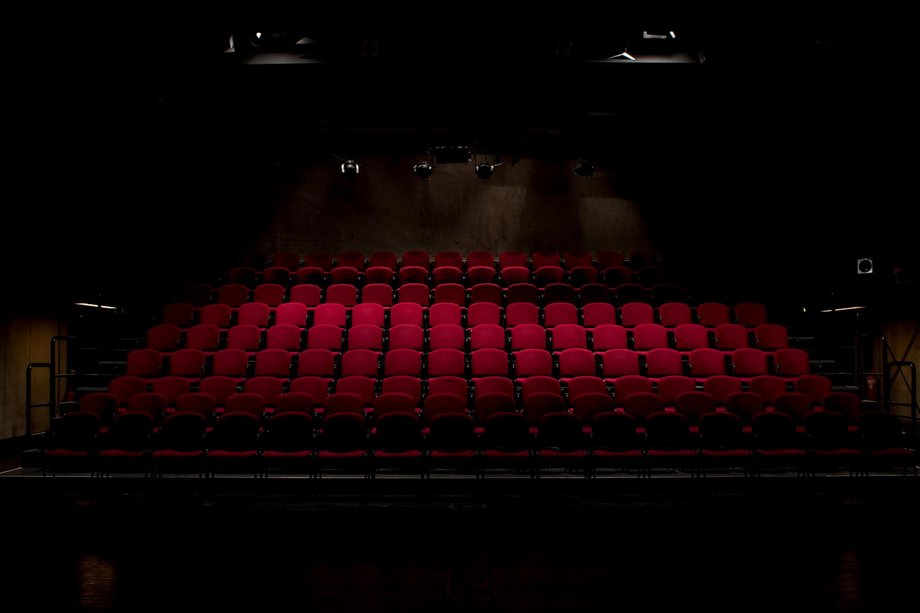 Regieabschluss 2025_Aileen Blick auf rote, leere Theatersessel in einem Theatersaal