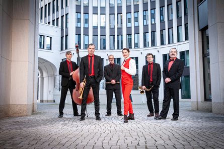 2025-11-05 Jüdische Kulturtage 6 Personen in rot und schwarz gekleidet mit Instrumenten