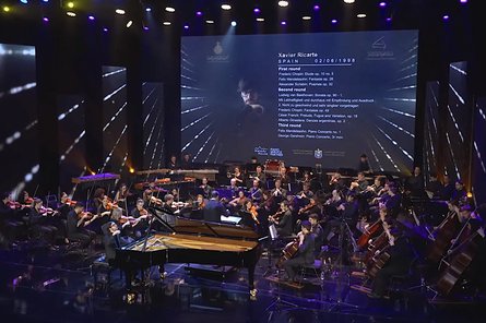 Concert scene with Xavier