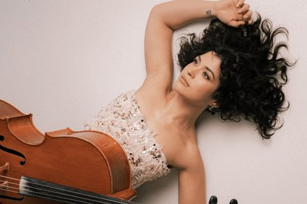 2026-03-15 Ana Carla Maza Die Künstlerin liegend mit Cello