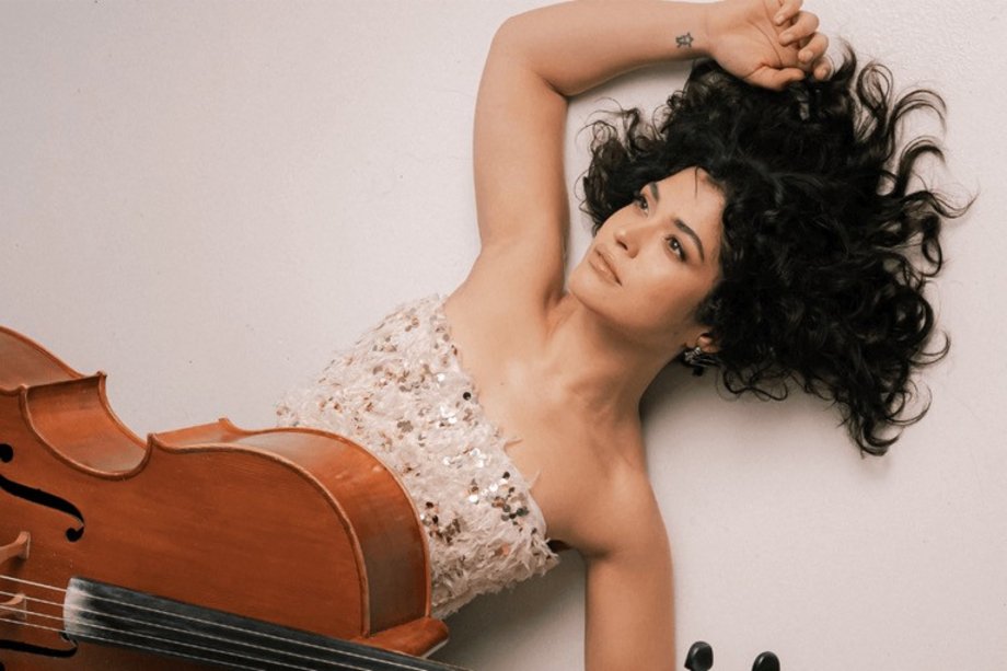 2026-03-15 Ana Carla Maza Die Künstlerin liegend mit Cello