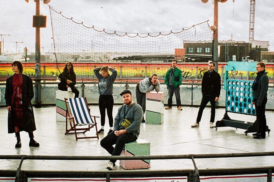 SlideProjection Group photo of a total of eight people outdoors.