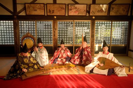 Gagaku Gruppe traditionell japanisch gekleideter Personen in einem Raum sitzend