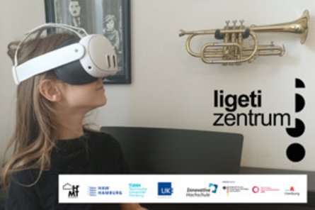 Mädchen mit VR-Brille, im Hintergrund eine Trompete