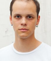 Braunhaarige Peron mit weißem T-Shirt.