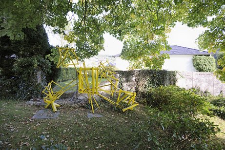 Dan Richter-Levi: "Diaspora" (2001) at the Jewish cemetery in Plettenberg abstract sculpture made of yellow rods in a park