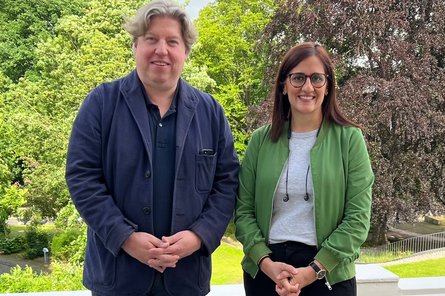 Senatorin Maryam Blumenthal und Hochschulpräsident Prof. Dr. Jan Philipp Sprick Porträtfoto von einer Frau und einem Mann vor einem landschaftlichen Hintergrund