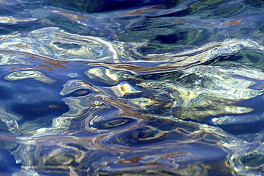 blurred edges: Ensemble 404 x Water Studies spiegelnde Wasseroberfläche mit leichten Wellen
