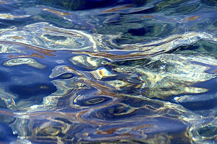 spiegelnde Wasseroberfläche mit leichten Wellen