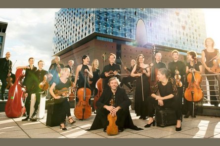 das Ensemble Resonanz vor der Elbphilharmonie