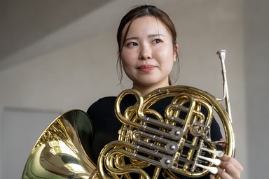 2025-12-17 Yukino Ebisu Yukino Ebiso mit Horn im Porträt