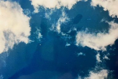 Weltmusik_Wolken weiße Wolken am blauen Sommerhimmel