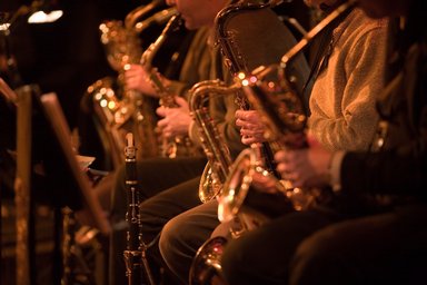 2026-02-24 Straight Ahead Ensemble / Jazz History Ensemble Blechbläserensemble, Nahaufnahme der Instrumente