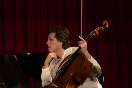 Unterricht.AlexeyStadler1 Person in Seitenansicht mit Cello