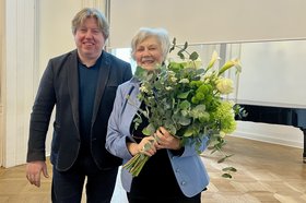 Abschied von Ingrid Kremling Jan Philipp Sprick überreicht Ingrid Kremling einen großen Blumenstraß