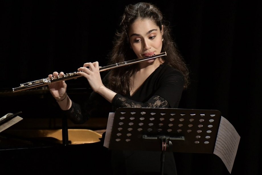 Seher Karabiber mit Querflöte und Notenständer