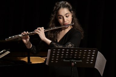Seher Karabiber Seher Karabiber mit Querflöte und Notenständer
