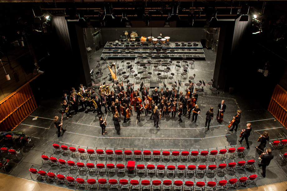 Orchester sammelt sich auf der Forumsbühne, von oben fotografiert