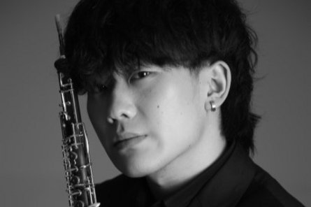 Portrait mit Oboe in schwarz/weiß