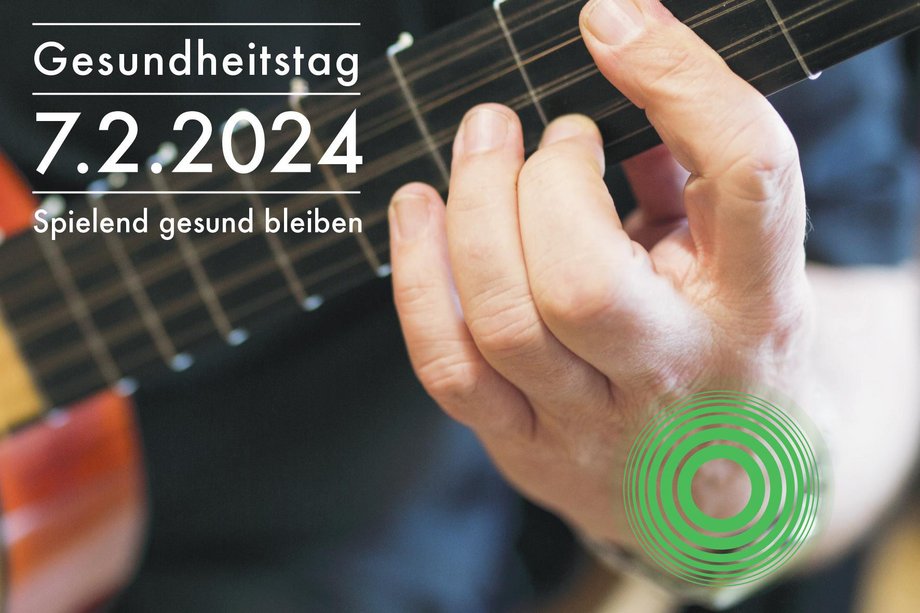 Hand auf Gitarrensaiten mit grünen Kreisen für Schmerzpunkte